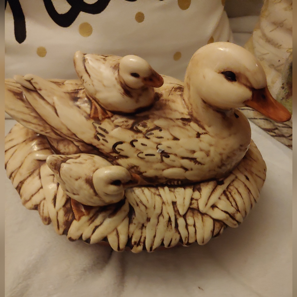 Vintage mother Duck and chicks on a nest ceramic dish - Picture 3 of 4